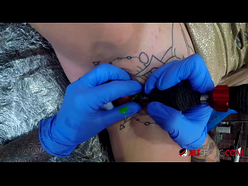 ❤️ Sully Savage, hottie estremamente tatuata, hà fattu un tatuatu nantu à u clitoris ❤❌ Video sessu à porn co.sexuria-net.ru ❌️